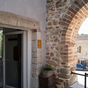 Vue sur la place du village